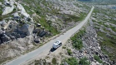 Yol Boyunca Uzun Yolculuk 'a devam etmeden önce Beyaz Karavan' ın Hava Görüntüsü, Scenic Mountain Road Side 'a park edildi. Motorhome Seyahat Teması.