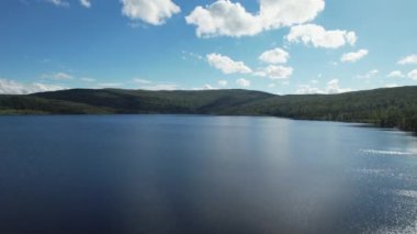 Büyük Alp Gölü 'nün Sakin Panorama' sı Büyük Yeşil Kaplamalı Dağ 'ın dibinde Mavi Bulutlu Gökyüzüne karşı.