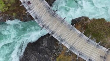 Solo Traveler 'ın Tahta Köprü' de Yürüyüşü ve Altındaki Dağ Akıntısı 'na Bakış.