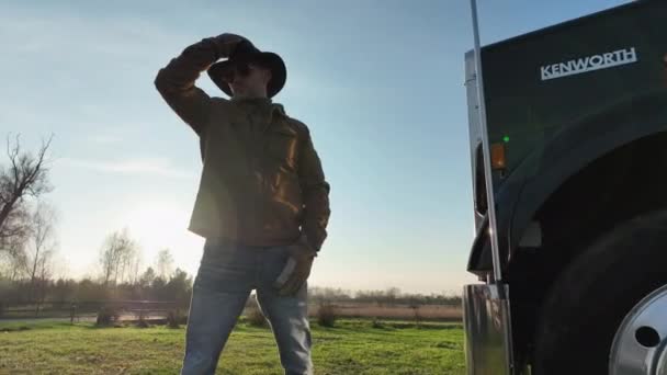 Camionista Caucasiano Orgulhoso Chapéu Cowboy Frente Seu Caminhão Semi Americano — Vídeo de Stock