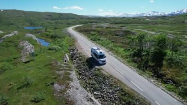 Kamp Minibüsü, Manzaralı Dağ Yolu 'nun kenarına park etti. Norveç' in Değişik Doğası 'nın Güzel Arazileri' ni gözler önüne serdi. Motorhome Seyahat Teması.