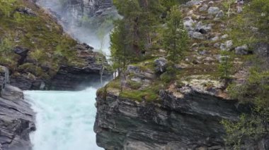 Çalkantılı Şelale 'nin Rocky Dağı Tepeleri Arasına Düşüşü Manzarası. Vahşi Doğa Teması.