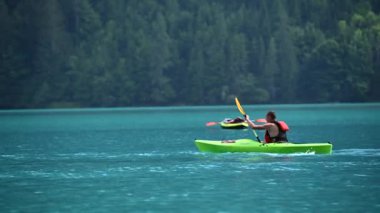 Atletik Kafkas Kano 'sunun Güzel Mavi Sularla Dağ Nehri' nde Vigorously Paddling 'e yakın çekimi. Etkin Yaşam Tarzı TemasıName.