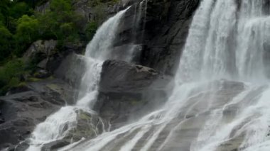 Norveç Dağları 'ndaki Büyük Kayaların Üzerindeki Güçlü Şelale Kırılmasının Kapanışı. Doğa Teması.