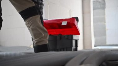 İnşaat alanındaki Müteahhit Alet Kutusunu Kapatıyor. Endüstriyel Tema.