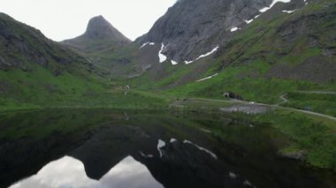 Karanlık sularında Sessiz Göl Yansıyan Dağlar ile Norveç Dağları 'nın resmi. Doğa Teması.