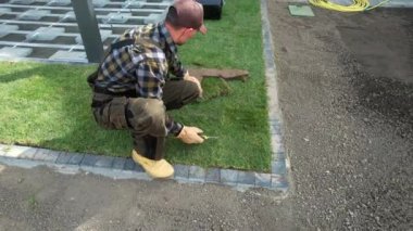 Profesyonel Bahçıvan Yard 'da Yayın Alanı' nı bitiriyor. Peyzaj Bahçe Hizmetleri.