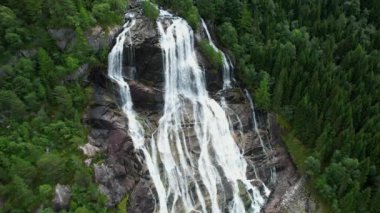 Yeşil Orman 'la çevrili Güzel Dağ Şelalesi' nin havadan görünüşü. Yaz sezonu boyunca Norveç Dağları.