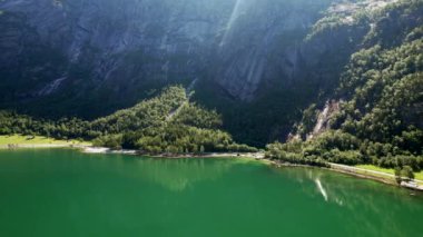 Dağın eteğinde yeşil su bulunan Picturesque Gölü 'nün havadan görünüşü. Yaz sezonu boyunca Norveç Dağları.