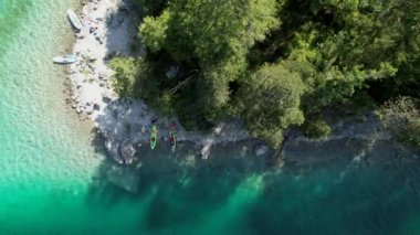 Berrak Mavi Suyla çevrili Güzel Yeşil Ada kıyılarına yanaşmış iki kanonun hava manzarası. Açık Hava Faaliyetleri TemasıName.