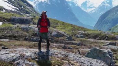 Sırt çantalı Orta Çağ Kafkas Yürüyüşçüsü Patikada duruyor ve Manzaranın tadını çıkarıyor.