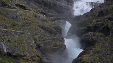 Dev Dağ Şelalesinin Epik Karanlık Sahnesi Kayalar Arasında Düşüyor ve Eski Tuğla Köprüsü Altında Akıyor. Vahşi Dağ manzarası.