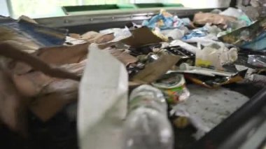 Çöp Yönetimi Tesisindeki Taşımacılık Atık Taşımacılığının Kapanışı. Geri Dönüşüm Makinesi ve Ekipman Teması.