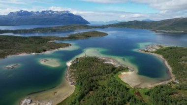 Ormanlar ve Dağlarla çevrili Tranquil Gölleri ile Norveç Hava Manzarası. Doğa Teması.