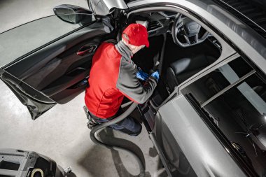 Kafkasyalı Araç Servisi İşçisi 40 'larında Modern Araç İçi Boşaltımlı