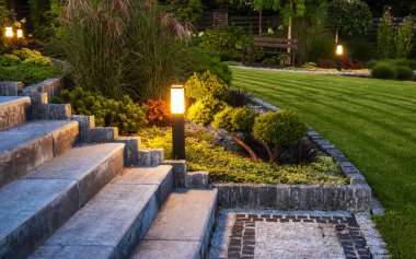 LED Garden Işıklandırması ile aydınlatılan Güzel Taş Bahçesi 'nde Akşam