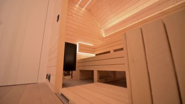 Saunayla donatılmış, özel ve uygun bir spa deneyimi sağlayan lüks bir oda keşfedin. Saunaların sıcaklığını ve buharını hissedin, gençleşmek ve zehirlenmek için rahatlatıcı bir ortam yaratın..