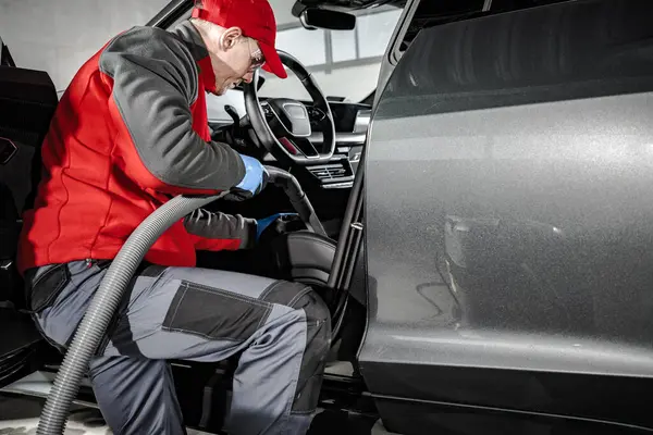 Automotive Worker Using Vacuum Clean Modern Car Interior Лицензионные Стоковые Изображения