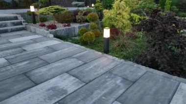 Merdivenleri ve LED Bahçesi Işıklı Taş Avlu