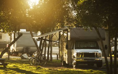 Karavan Sunset 'te Ağaçların Altında Park Etti