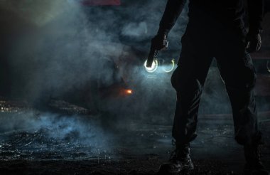 Smoky Nighttime Ayarlarında Silah Tutan Bir Kişi Silueti