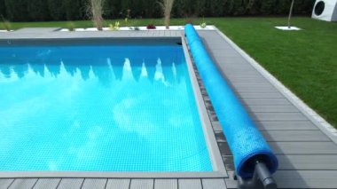 Havuz Güvenliği Örtüsü Havuz Güvertesine Katlandı