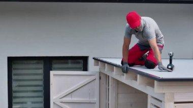 Çatı Müteahhiti Ahşap Barakaya Yeni Çatı Kuruyor