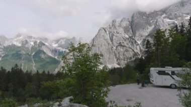 Slovenya 'nın Julian Alplerinde Karavan Kampı