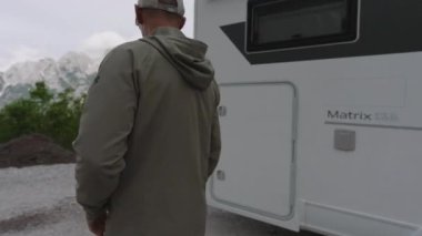 Turist Dağlık Bölgedeki Kamp Minibüsüne Yürüyor