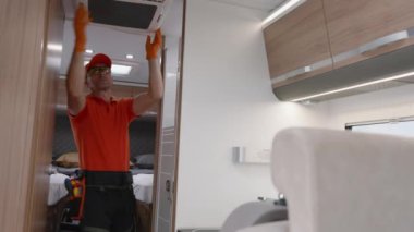 Modern Kamp Minibüsünde Karavan Teknisyeni Havalandırma Birimi