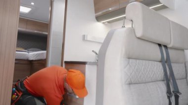 Karavan Kiralama Şirketi İşçi Temizlik Mutfak Bölgesi Bir Kamp Minibüsünün İçinde.