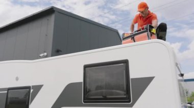 Campervan Çatısı 'na İşçi Yükleme Ekipmanı