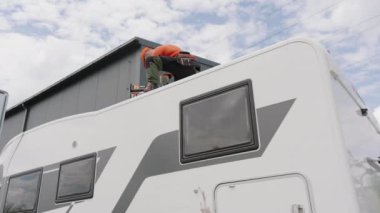 Bir Karavana Güneş Panelleri Yükleniyor