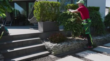 Bahçıvan Arka Bahçedeki Yeşil Çalıyı Kırpıyor