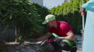 Arka bahçede Havuz Çiti Kuran Adam