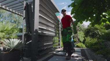 Bahçıvan Güneşli Gün 'de Bahçede Yaprak Fırtınası Kullanıyor