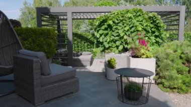 Pergola ve Koltuklu Modern Patio Tasarımı