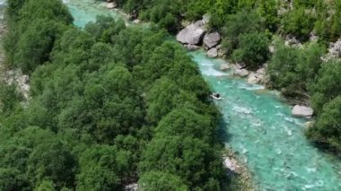Karadağ 'daki Turkuaz Soca Nehri' nde kayak yaparken