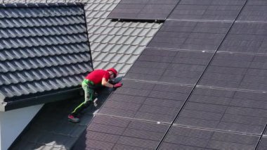 Ev Çatı Üzerine Güneş Panelleri Yükleniyor