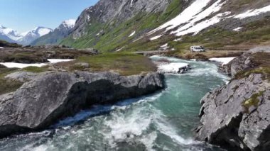 Norveç 'teki Dağ Nehri Bir Yaz Günü