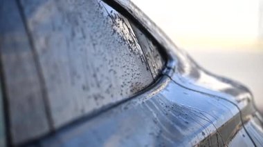 Araba Yıkamadan Sonra Pencereye Su Damlacıkları