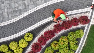 Garaj yolunun yanındaki fabrikalarda çalışan peyzajcının hava görüntüsü