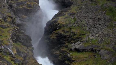 Norveç Dağlarında Şelale