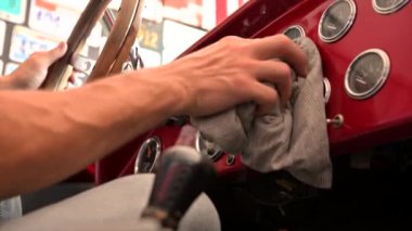 Otomotiv Tutkulu Temizleme Klasik Bir Araba Gösterge Paneli Bir Kumaşla