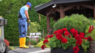 Bahçe işçisi temizleme verandası ve basınç makinası.