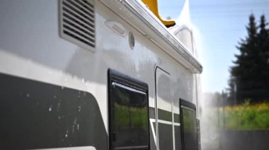 Gündüz vakti bir karavan Campervan Çatı yıkamak