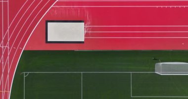 Çarpıcı kırmızı koşu pisti ve yeşil futbol sahasının yer aldığı bir şehir spor kompleksinin canlı planını keşfedin..