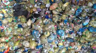 Video, şehir ortamlarında önemli bir atık birikimi sorununu vurguluyor ve büyük bir atık koleksiyonu sergiliyor.