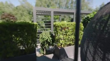 Güzel tasarlanmış bir bahçede huzurlu bir gezinti yapmak, canlı bitkiler sergilemek ve sakin bir yaz ortamında zekice peyzaj teknikleri sergilemek..