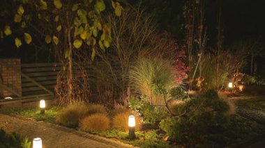 Yumuşak ışıklar, geceleri bahçenin yemyeşil ve sanatsal tasarımını vurgulayarak rahatlamaya ve tefekküre davet eden sakin bir atmosfer yaratır..
